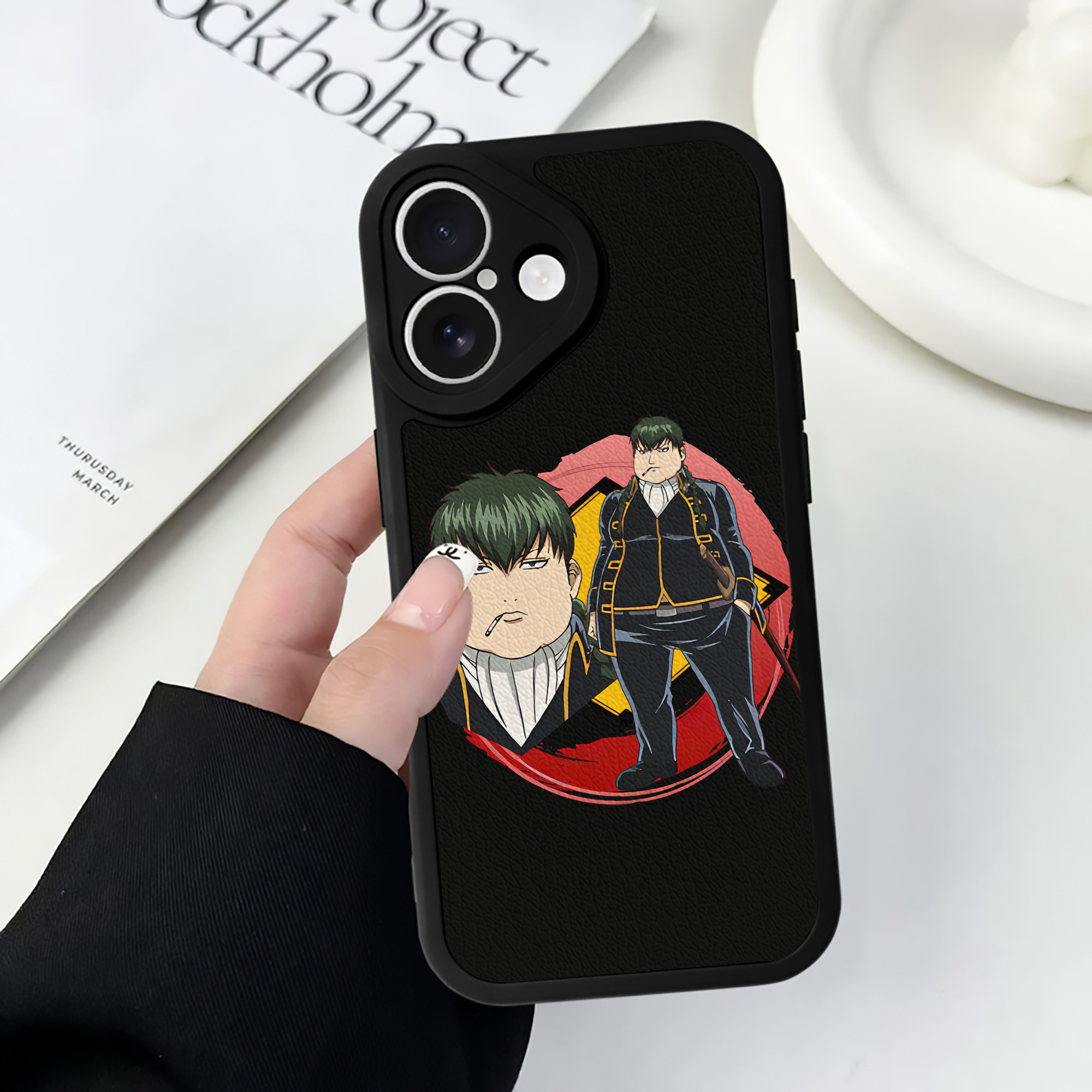（画像用） ぎんたま 坂田銀時（さかたぎんとき） 神楽 志村新八（しむら しんぱち） GINTAMA Sakata Gintoki Kagura Shimura Shinpachi 【iPhone 16シリーズ対応】シリコンスマホケース（レザー調） 材質：シリコン